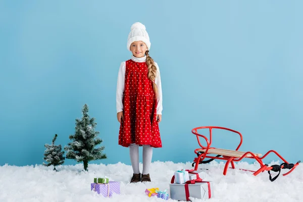 Girl Hat Winter Outfit Standing Snow Presents Sleigh Isolated Blue — Stock Photo, Image