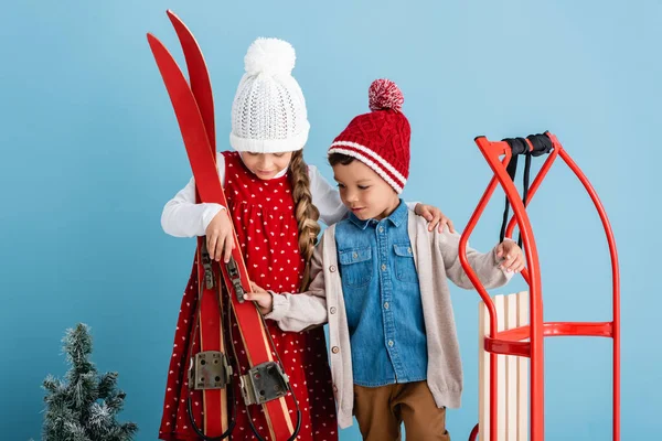 Girl Winter Outfit Holding Skis Brother Sleight Blue — Stock Photo, Image