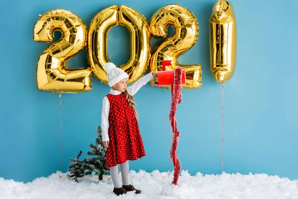 Chica Sombrero Tomando Regalo Buzón Cerca Globos Con Números Mientras —  Fotos de Stock