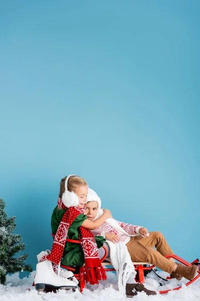 Girl Boy Winter Outfit Sitting Sleigh Hugging Ice Skates Blue — Stock Photo, Image