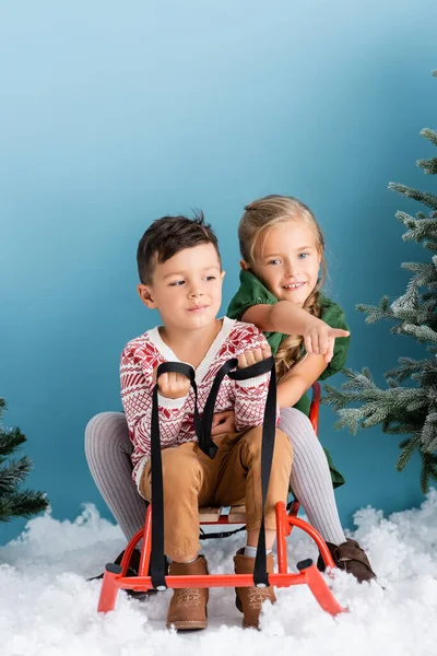 Girl Pointing Finger While Sitting Sleigh Brother Blue — Stock Photo, Image