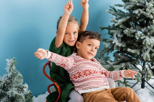 Excited Children Hands Heads Sitting Sleigh Green Pines Blue — Stock Photo, Image