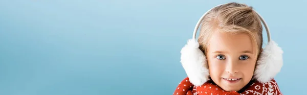 Panoramatické Plodiny Dítěte Zimě Sluchátka Při Pohledu Kameru Izolované Modré — Stock fotografie
