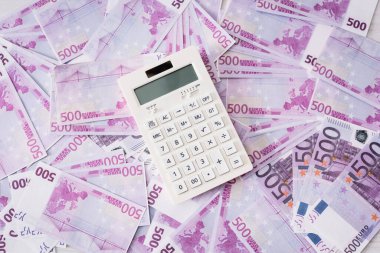Avro banknotlarındaki beyaz hesap makinesinin üst görünümü 