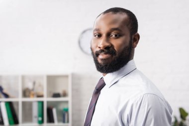 Afrika kökenli Amerikalı adamın seçici odağı kameraya bakıyor.