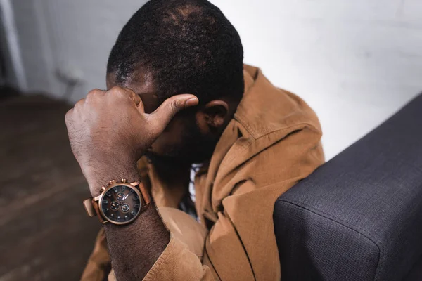 アフリカ系アメリカ人男性の頭に触れる選択的焦点 — ストック写真