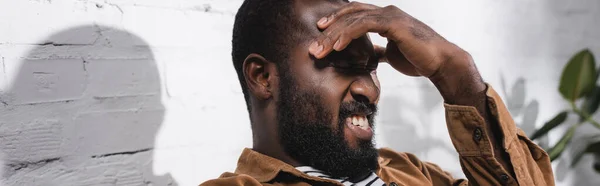 Panoráma Felvétel Afro Amerikai Férfi Megható Fej — Stock Fotó