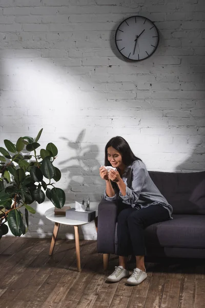Erwachsene Frau Sitzt Auf Couch Und Weint Neben Couchtisch Mit — Stockfoto