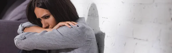 Panorama Einer Frau Die Sitzt Und Wegsieht — Stockfoto