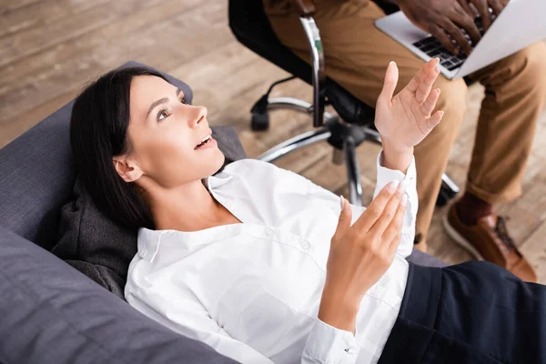 Afrikanisch Amerikanischer Psychologe Mit Laptop Der Nähe Von Patienten Die — Stockfoto