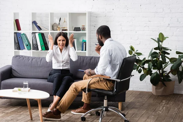Irritated Woman Screaming Gesturing While Sitting Sofa African American Psychologist — Stock Photo, Image