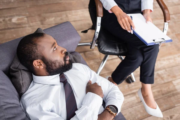 Vista Ángulo Alto Del Hombre Afroamericano Acostado Sofá Con Brazos — Foto de Stock