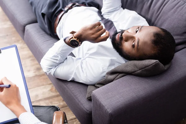 High Angle View African American Man Lying Couch Psychologist Writing — Stock Photo, Image