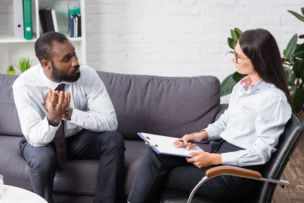 Selective Focus Worried African American Man Gesturing While Talking Brunette — Stock Photo, Image