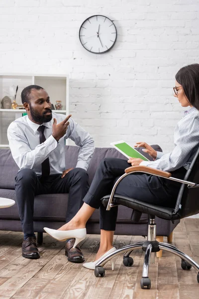 Homem Afro Americano Estressado Gesticulando Enquanto Conversa Com Psicólogo Segurando — Fotografia de Stock