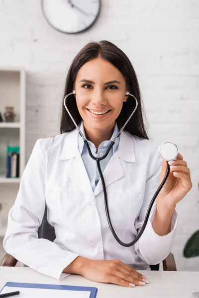 Morena Médico Mirando Cámara Mientras Sostiene Estetoscopio Hospital — Foto de Stock