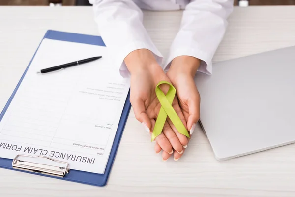 Cropped View Psychologist Holding Green Awareness Ribbon Insurance Claim Form — Stock Photo, Image