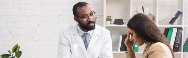 Tanaman Panorama Serius African American Dokter Kacamata Melihat Wanita Sakit — Stok Foto