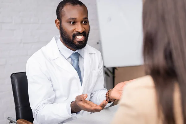 Foco Seletivo Mulher Perto Médico Afro Americano Falando Gesticulando Local — Fotografia de Stock