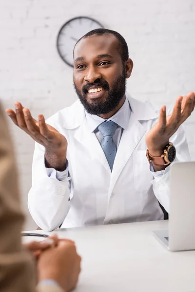 Szelektív Fókusz Afro Amerikai Orvos Gesztikulál Miközben Beszél Beteg Munkahelyen — Stock Fotó