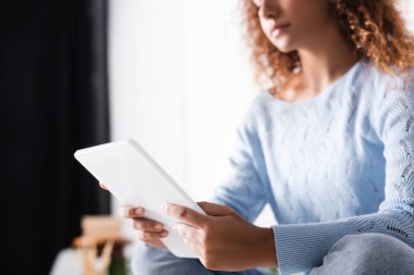 Evinde dijital tablet taşıyan bir kadın görüntüsü 