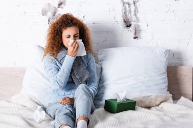 Hasta kadının yatakta peçete tutmasının seçici odağı 