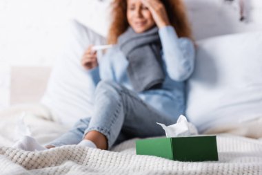 Hasta kadının yanında peçeteler olan seçici bir kutu. 