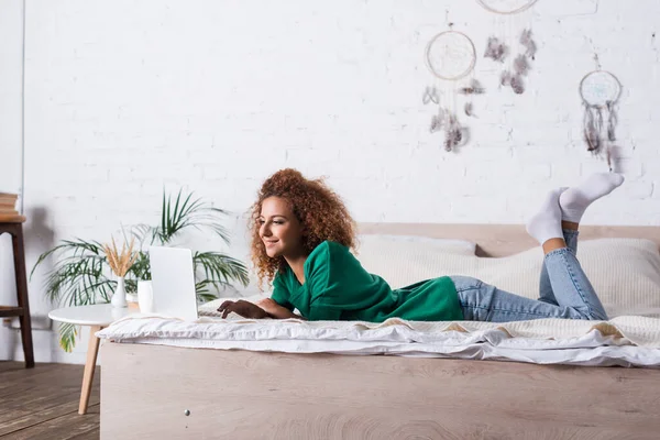 Young Curly Woman Using Laptop Bed Home — Stock Photo, Image