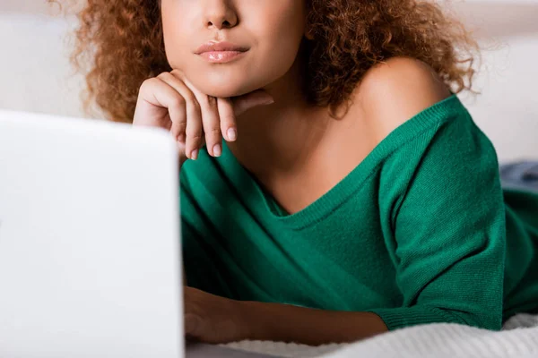 Beskuren Utsikt Över Lockig Kvinna Ligger Nära Laptop Sängen — Stockfoto