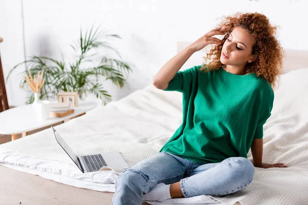 Young Woman Touching Hair Laptop Bed — Stock Photo, Image