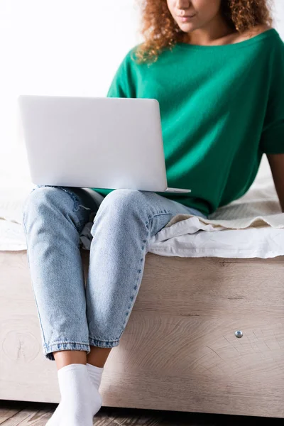 Vista Cortada Mulher Jovem Usando Laptop Cama — Fotografia de Stock
