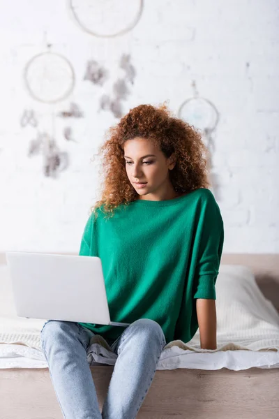 Young Red Haired Woman Using Laptop While Sitting Bed — Stock Photo, Image