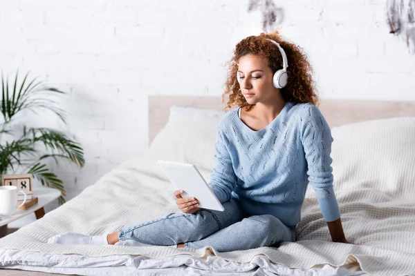 Young Woman Listening Music Headphones Using Digital Tablet Bed — Stock Photo, Image