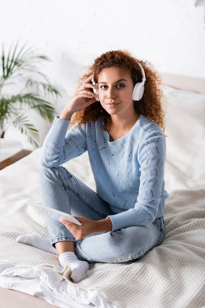 Red Haired Woman Sweater Jeans Holding Digital Tablet While Listening — Stock Photo, Image