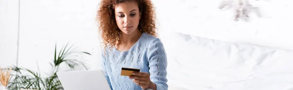 自宅でオンラインショッピング中にクレジットカードを保持赤い髪の女性のパノラマ作物 — ストック写真