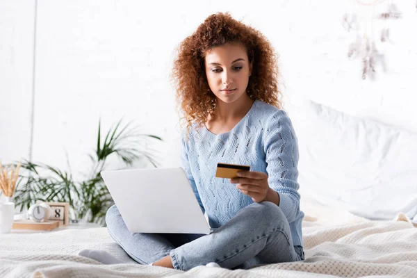 Selective Focus Curly Woman Using Laptop Credit Card Bed — Stock Photo, Image