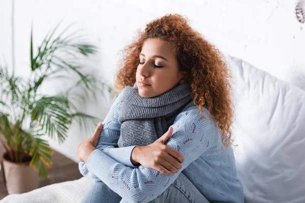 Mulher Cabelos Vermelhos Cachecol Suéter Sentindo Frio Cama — Fotografia de Stock