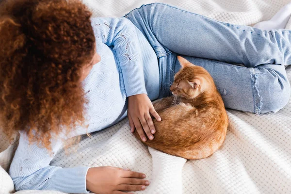 Overhead View Red Haired Woman Lying Cat Bed — Stock Photo, Image