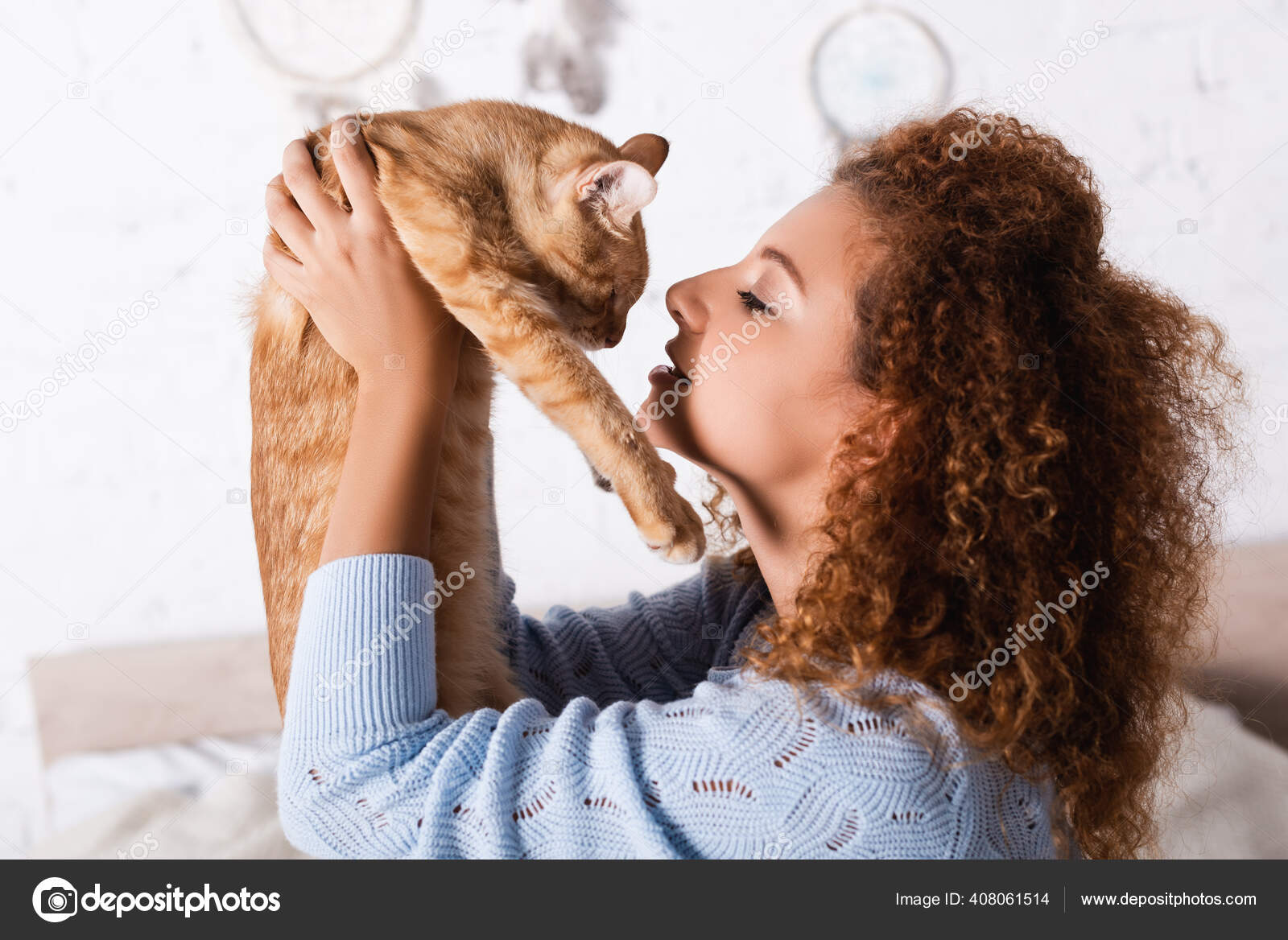 집에서 고양이를 여자의 — 스톡 사진 © AndrewLozovyi #408061514