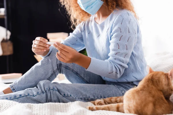 Enfoque Selectivo Mujer Máscara Médica Que Sostiene Termómetro Cerca Del — Foto de Stock