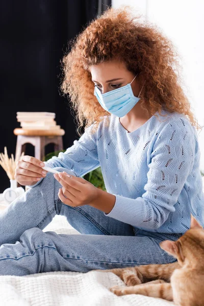 Selective Focus Woman Medical Mask Holding Thermometer Cat Bed — Stock Photo, Image