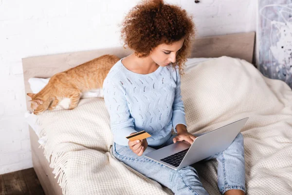 Selective Focus Young Woman Holding Credit Card Using Laptop Tabby — Stock Photo, Image