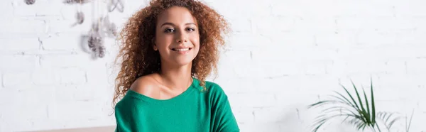 Panoramic Shot Curly Woman Looking Camera Home — Stock Photo, Image