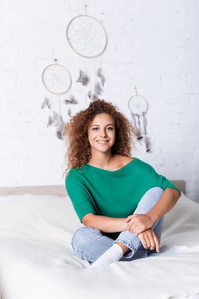 Mulher Cabelos Vermelhos Jeans Olhando Para Câmera Enquanto Sentado Cama — Fotografia de Stock