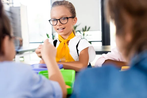 Focalizzazione Selettiva Della Studentessa Negli Occhiali Seduta Con Compagni Classe — Foto Stock