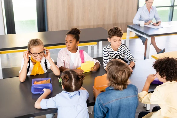 Compañeros Clase Multiétnicos Sentados Cantina Escuela Cerca Loncheras Maestro Fondo — Foto de Stock