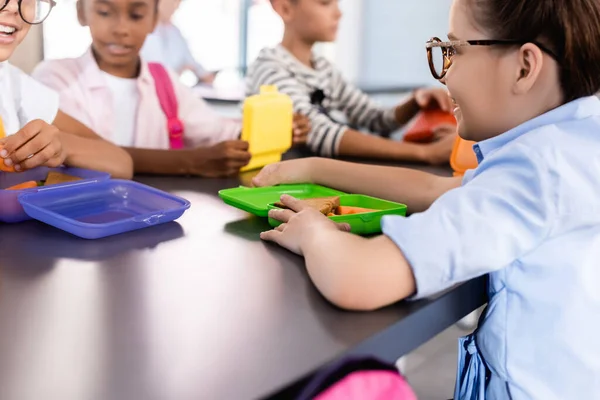 Enfoque Selectivo Compañeros Clase Multiétnicos Sentados Comedor Escuela Cerca Loncheras — Foto de Stock