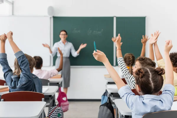 Vista Posterior Los Alumnos Multiculturales Con Las Manos Aire Profesor — Foto de Stock