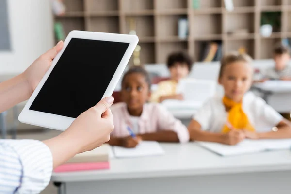 Öğretmenin Dijital Tableti Çok Kültürlü Öğrencilerin Yanında Boş Ekranla Tutarken — Stok fotoğraf