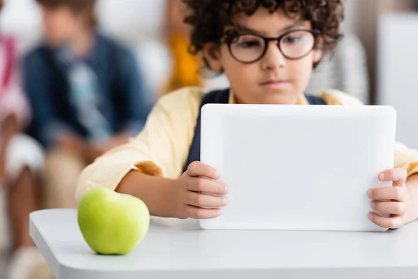Selektivní Zaměření Jablka Stole Poblíž Muslimského Školáka Pomocí Digitálního Tabletu — Stock fotografie